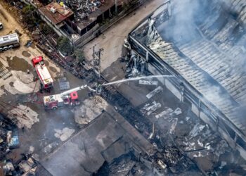 Φωτιά στον Ασπρόπυργο: Καλύτερη η εικόνα της πυρκαγιάς - 11 τραυματίες, τρεις διασωληνωμένοι, ζημιές σε τρεις επιχειρήσεις - ertnews.gr