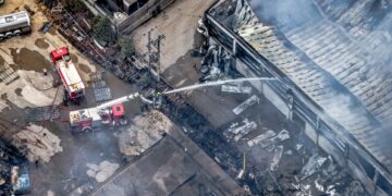 Φωτιά στον Ασπρόπυργο: Καλύτερη η εικόνα της πυρκαγιάς - 11 τραυματίες, τρεις διασωληνωμένοι, ζημιές σε τρεις επιχειρήσεις - ertnews.gr