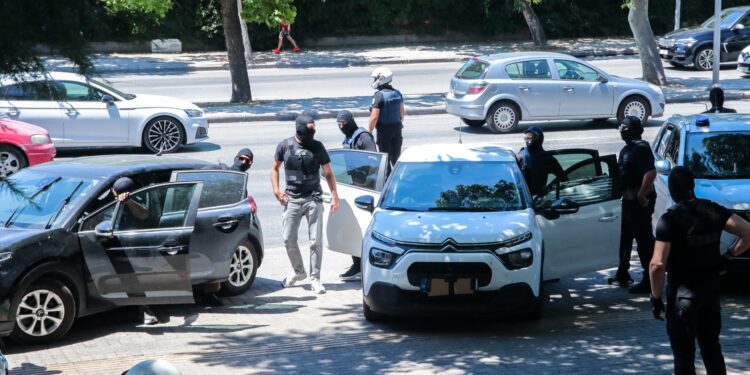 Θεσσαλονίκη: Σφίγγει ο κλοιός για την σύλληψη τριών ατόμων για τις άλλες δυο εμπρηστικές επιθέσεις - ertnews.gr