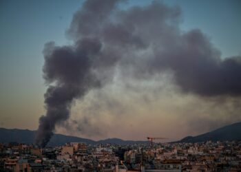 Φωτιά στο παλιό κτήριο του Μπάντμιντον στο Πάρκο Γουδή - Ήχησε το 112, πυκνοί καπνοί στην περιοχή - ertnews.gr