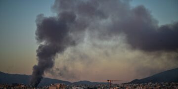 Φωτιά στο παλιό κτήριο του Μπάντμιντον στο Πάρκο Γουδή - Ήχησε το 112, πυκνοί καπνοί στην περιοχή - ertnews.gr