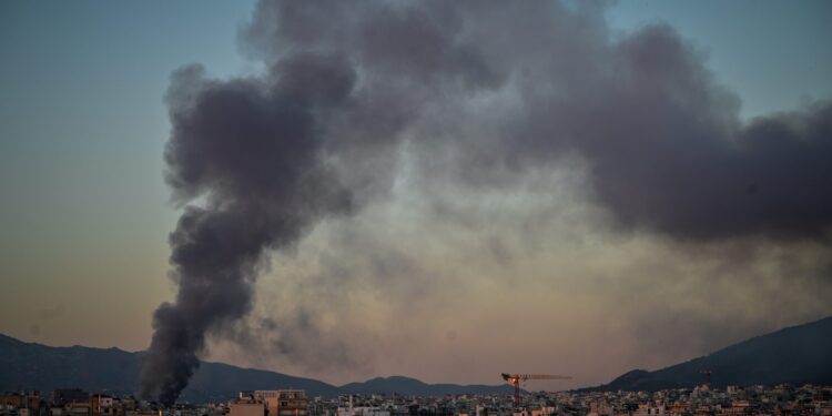 Φωτιά στο παλιό κτήριο του Μπάντμιντον στο Πάρκο Γουδή - Ήχησε το 112, πυκνοί καπνοί στην περιοχή - ertnews.gr