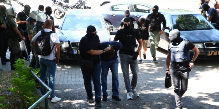 Προφυλακίστηκαν οι δύο από τους συλληφθέντες για τη δολοφονική επίθεση στο σπίτι της Νέστορα - ertnews.gr