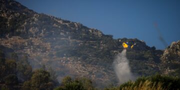 Πυρκαγιά σε χαμηλή βλάστηση στην περιοχή Ανω Κεράσοβο, στο Αγρίνιο Αιτωλοακαρνανίας - ertnews.gr