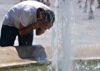 Καύσωνας: Έως 43 βαθμούς ο υδράργυρος - Τι συστήνουν οι ειδικοί και ποια είναι τα συμπτώματα θερμοπληξίας που απαιτούν προσοχή - ertnews.gr