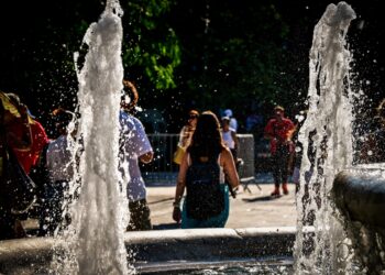 Σε κλοιό καύσωνα η χώρα: Ξεπέρασε τους 41 βαθμούς ο υδράργυρος - Πότε αναμένεται αποκλιμάκωση - ertnews.gr