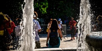 Σε κλοιό καύσωνα η χώρα: Ξεπέρασε τους 41 βαθμούς ο υδράργυρος - Πότε αναμένεται αποκλιμάκωση - ertnews.gr