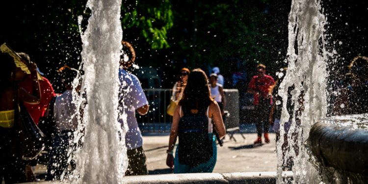 Σε κλοιό καύσωνα η χώρα: Ξεπέρασε τους 41 βαθμούς ο υδράργυρος - Πότε αναμένεται αποκλιμάκωση - ertnews.gr