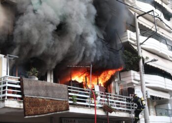Φωτιά σε διαμέρισμα στον Πειραιά - Πυκνός καπνός στην περιοχή, δεν υπάρχουν αναφορές για εγκλωβισμένους - ertnews.gr