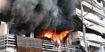 Φωτιά σε διαμέρισμα στον Πειραιά - Πυκνός καπνός στην περιοχή, δεν υπάρχουν αναφορές για εγκλωβισμένους - ertnews.gr