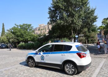 Ακρόπολη: Άνδρας με μαχαίρι τραυμάτισε ζευγάρι τουριστών - Συνελήφθη ο δράστης - ertnews.gr