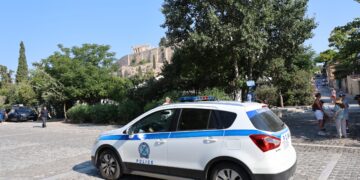 Ακρόπολη: Άνδρας με μαχαίρι τραυμάτισε ζευγάρι τουριστών - Συνελήφθη ο δράστης - ertnews.gr