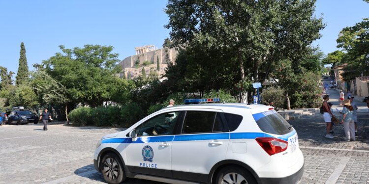 Ακρόπολη: Άνδρας με μαχαίρι τραυμάτισε ζευγάρι τουριστών - Συνελήφθη ο δράστης - ertnews.gr