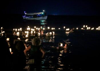 Σε κλίμα βαθιάς συγκίνησης οι εκδηλώσεις μνήμης για τα 104 θύματα στο Μάτι – Τρισάγιο, προσκλητήριο νεκρών και πορεία στο δρόμο της φωτιά - ertnews.gr