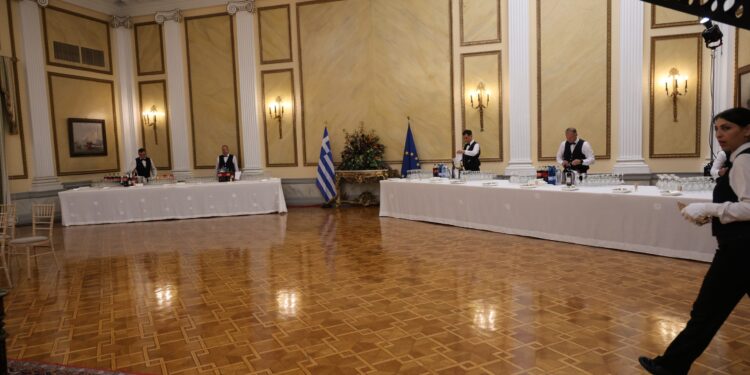 Εντός του Προεδρικού Μεγάρου η τελετή για την Αποκατάσταση της Δημοκρατίας λόγω καιρού