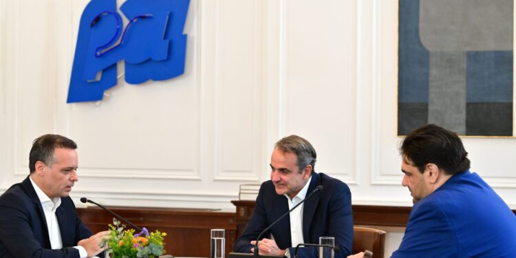 Συνάντηση Μητσοτάκη με τον Χάρη Δούκα στο Μέγαρο Μαξίμου