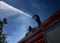 Πυρκαγιά σε χαμηλή βλάστηση στον Αετό Καρύστου - Ισχυρή κινητοποίηση της Πυροσβεστικής, μήνυμα του 112 για απομάκρυνση - ertnews.gr