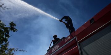 Πυρκαγιά σε χαμηλή βλάστηση στον Αετό Καρύστου - Ισχυρή κινητοποίηση της Πυροσβεστικής, μήνυμα του 112 για απομάκρυνση - ertnews.gr