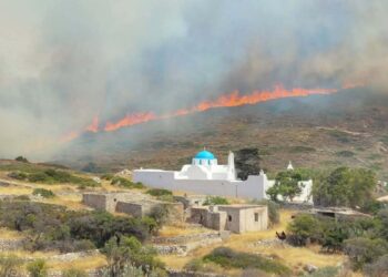 Πύρινος εφιάλτης στην Πάρο: Ολονύχτια μάχη και εκκενώσεις – Γιουρτζίδης: Συνεχίζονται οι αναζωπυρώσεις