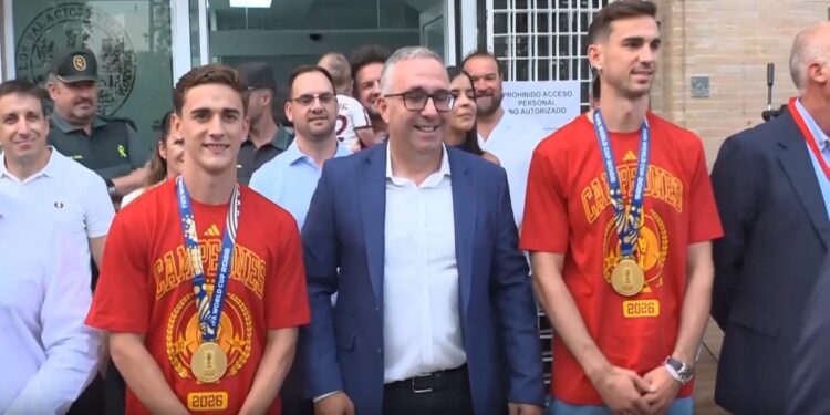 Τους... ζύγισαν με ντομάτες: Η ξεχωριστή υποδοχή σε Γκάβι και Φαμπιάν Ρουίθ (video) - www.ertsports.gr