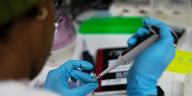 HIV – Συναγερμός από τον ΟΗΕ για νέα έξαρση της επιδημίας: «Δεκαετίες προόδου κινδυνεύουν»