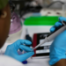 HIV – Συναγερμός από τον ΟΗΕ για νέα έξαρση της επιδημίας: «Δεκαετίες προόδου κινδυνεύουν»