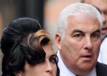 Έιμι Γιουάινχάουζ: Ο πατέρας της θα πληρώσει 1,1 εκατομμύριο λίρες σε δυο φίλες της