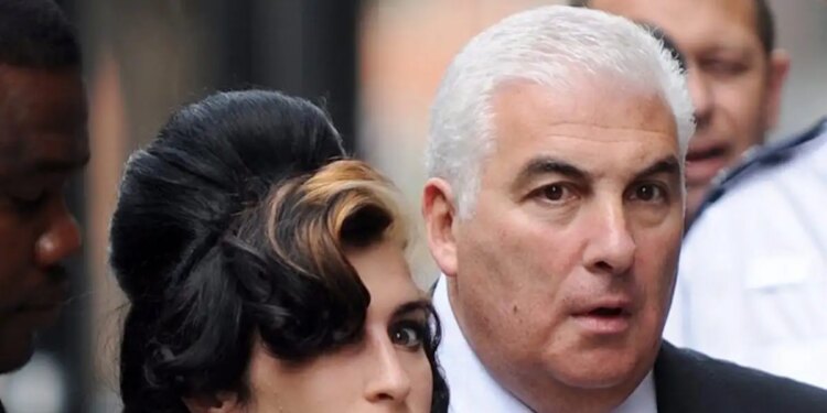 Έιμι Γιουάινχάουζ: Ο πατέρας της θα πληρώσει 1,1 εκατομμύριο λίρες σε δυο φίλες της