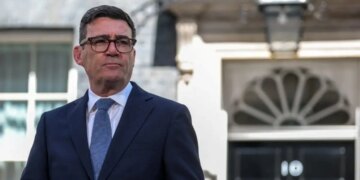 Άντι Μπέρναμ: 120 Βρετανοί εκατομμυριούχοι ζητούν να τους φορολογήσει περισσότερο