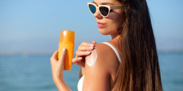 Βάζεις αρκετό αντιηλιακό; Το απλό κόλπο των experts που εξασφαλίζει σωστή προστασία