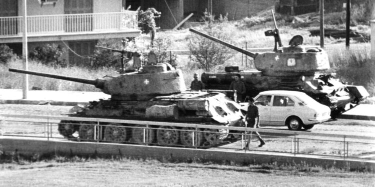 Μαύρη επέτειος: 52 χρόνια από το προδοτικό πραξικόπημα της χούντας του Ιωαννίδη κατά του Μακαρίου