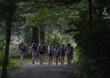 Παιδικά ατυχήματα το καλοκαίρι: Οι βασικοί κανόνες για ασφαλείς διακοπές στη θάλασσα και το βουνό