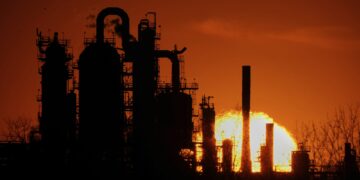Συμφωνία κυβέρνησης - διυλιστηρίων: «Ανάχωμα» στις πιέσεις από την άνοδο του πετρελαίου