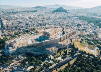 «Φρένο» στις νέες άδειες Airbnb, αλλά η τουριστική πίεση παραμένει στο κόκκινο
