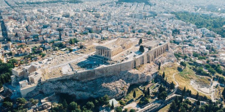 «Φρένο» στις νέες άδειες Airbnb, αλλά η τουριστική πίεση παραμένει στο κόκκινο