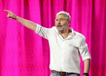 Θοδωρής Αθερίδης: «Μέχρι στιγμής δεν έχω κλείσει κάτι τηλεοπτικά, με βολεύει να έχω μόνο το θέατρο γιατί μπορώ και γράφω»