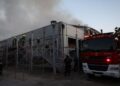 Υπό μερικό έλεγχο η φωτιά στο παλιό κτίριο του Θεάτρου Μπάντμιντον στο Πάρκο Γουδή – Έρευνα για τα αίτια