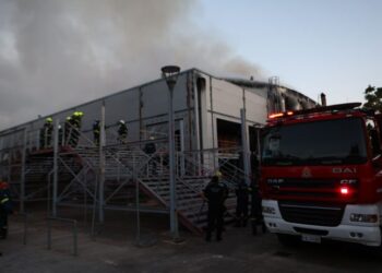 Υπό μερικό έλεγχο η φωτιά στο παλιό κτίριο του Θεάτρου Μπάντμιντον στο Πάρκο Γουδή – Έρευνα για τα αίτια