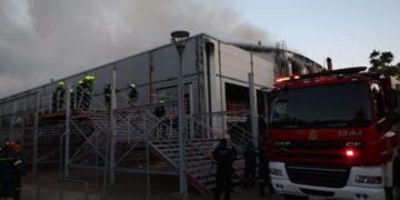 Υπό μερικό έλεγχο η φωτιά στο παλιό κτίριο του Θεάτρου Μπάντμιντον στο Πάρκο Γουδή – Έρευνα για τα αίτια