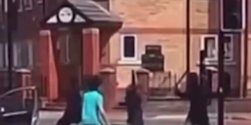 Χάος στο Μάντσεστερ: Άγριο επεισόδιο με μαχαίρια και ματσέτες μεταξύ νεαρών - Σκληρές εικόνες