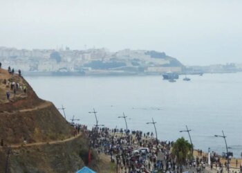 Απίστευτες εικόνες στην Θέουτα: 60.000 οι μετανάστες που μπήκαν στην Ισπανία - Στους 34 ανήλθε ο αριθμός των νεκρών