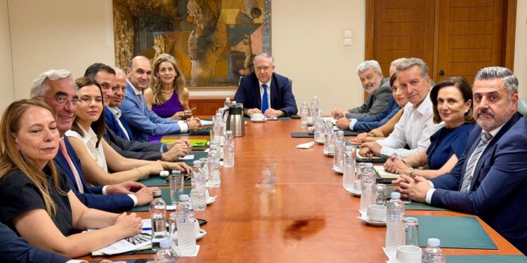 Θεοδωρικάκος: Από 31 Αυγούστου οι μειώσεις τιμών σε βασικά προϊόντα – Στόχος εκπτώσεις τουλάχιστον 5% στα νοικοκυριά