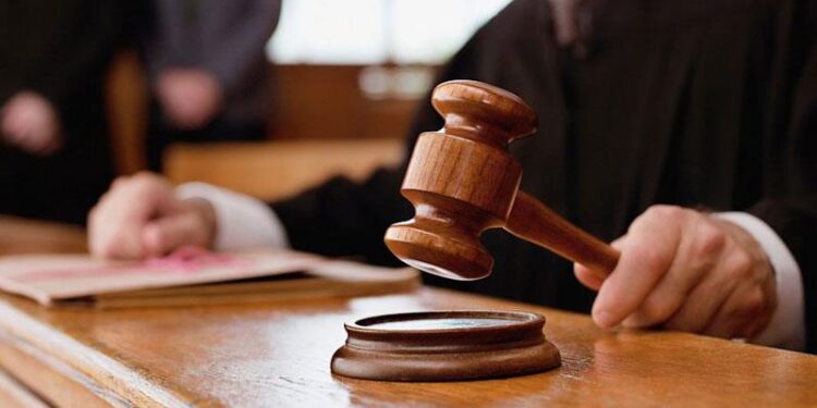 Καταδικάστηκαν δύο αστυνομικοί για βιασμό 19χρονης σε αστυνομικό τμήμα – Ελεύθεροι με αναστολή