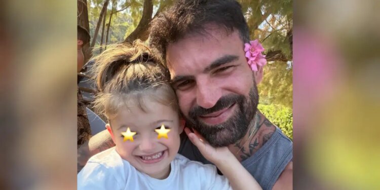Δημήτρης Αλεξάνδρου: Το βίντεο με τον γιο του Πάρη να τραγουδά και να παίζει κιθάρα