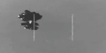 Το «αιωρούμενο μυαλό» των UFO γίνεται viral: Η τεχνητή νοημοσύνη αναζωπυρώνει τη συζήτηση για νέο βίντεο UAP του Πενταγώνου