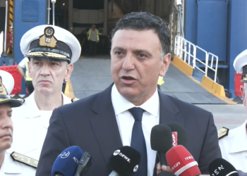 Κικίλιας από το λιμάνι του Πειραιά: «Η ασφάλεια είναι πάνω απ’ όλα – Ακούμε τους λιμενικούς μας»