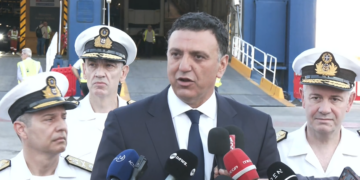 Κικίλιας από το λιμάνι του Πειραιά: «Η ασφάλεια είναι πάνω απ’ όλα – Ακούμε τους λιμενικούς μας»