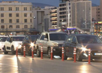 Πρώτη μεγάλη έξοδος του καλοκαιριού: Πάνω από 90.000 επιβάτες στα πλοία το τριήμερο – Στο «κόκκινο» λιμάνια και εθνικές οδοί