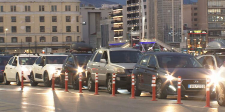 Πρώτη μεγάλη έξοδος του καλοκαιριού: Πάνω από 90.000 επιβάτες στα πλοία το τριήμερο – Στο «κόκκινο» λιμάνια και εθνικές οδοί