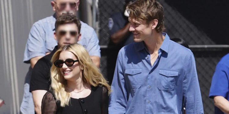 Emma Roberts: Ο ρομαντικός γάμος με τον Cody John και το πολυμορφικό νυφικό που έραβαν επί 9 μήνες